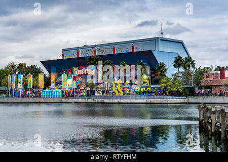 ORLANDO, FLORIDA, Stati Uniti d'America - Dicembre 2018: Lago con Krustyland Simpsons Area a sfondo, Universal Studios theme park. Foto Stock
