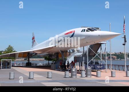 NEW YORK, Stati Uniti d'America - luglio 7, 2013: la gente visita Concorde a Intrepid Sea, Air & Space Museum di New York. Il museo si trova a bordo di USS Intrepid, ret Foto Stock