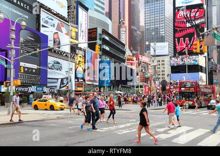 NEW YORK, Stati Uniti d'America - luglio 4, 2013: turisti e persone locali visitare Times Square a New York. La piazza allo svincolo di Broadway e la settima avenue ha alcuni 39 Foto Stock