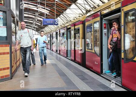 Berlino, Germania - 27 agosto 2014: la gente di attendere alla stazione Hackescher Markt della S-Bahn stazione ferroviaria di Berlino. S-Bahn Berlin serve 440 milioni annui corse (20 Foto Stock