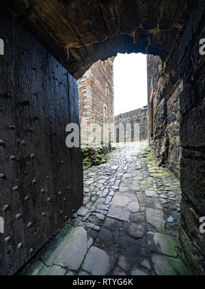 Castello di nerezza una fortezza del XV secolo, nei pressi del villaggio di caligine, Scozia, sulla riva sud del Firth of Forth, Scotland, Regno Unito. Intensità del nero Foto Stock