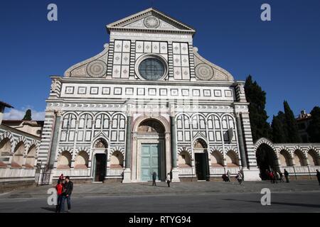 Firenze, Italia - 19 ottobre: persone visitano la Basilica di Santa Maria Novella il 19 ottobre 2009 a Firenze, Italia. Firenze è una delle città più visitate Foto Stock