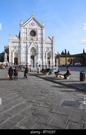 Firenze, Italia - 19 ottobre: persone visitano la Basilica di Santa Croce in ottobre 19, 2009 a Firenze, Italia. Firenze è una delle città più visitate in Ital Foto Stock