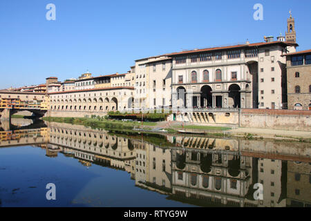 La città di Firenze, Italia, con il fiume Arno riflessione. La Galleria degli Uffizi e il famoso Ponte Vecchio. Foto Stock