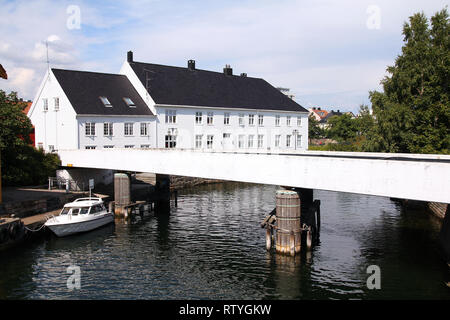 Kristiansand, Norvegia. Capitale della Contea di Vest-Agder. Il White Swan nel porto. Foto Stock