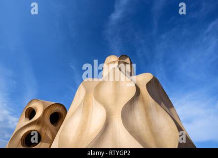 Barcellona, Spagna - CIRCA NEL MAGGIO 2018: dettaglio delle torri di ventilazione in La Pedrera, noto anche come Casa Mila o la pietra di cava. Un famoso edificio in c Foto Stock