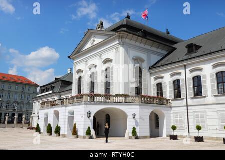 Bratislava, Slovacchia. Grassalkovich Palace - sede del presidente della Slovacchia. Edificio governativo. Foto Stock