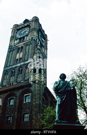 L'astronomo,Nicolaus Copernicus nella parte anteriore del Municipio della Città Vecchia,Torun,Polonia Foto Stock