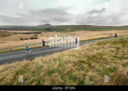 Settle, North Yorkshire, Regno Unito. 03 marzo, 2019. Settle mezza maratona. Pass guide ponte Helwith nel Yorkshire Dales National Park. Pen-y-Ghent picco è visto all'orizzonte. Credito: John Bentley/Alamy Live News Foto Stock