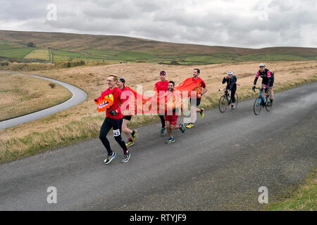 Settle, North Yorkshire, Regno Unito. 03 marzo, 2019. Settle mezza maratona. Pass guide ponte Helwith nel Yorkshire Dales National Park. Credito: John Bentley/Alamy Live News Foto Stock