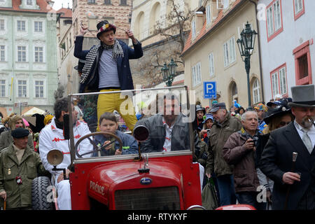 Praga, Repubblica Ceca. 3 Mar, 2019. Persone vestite con il tradizionale costume di carnevale a piedi di casa in casa durante il folclore tradizionale sfilata di carnevale a Praga nella Repubblica ceca.Allegro mascherata festaioli a piedi con una banda musicale attraverso il villaggio di casa in casa per celebrare la partenza inverno, la prossima primavera e inizio di quaranta giorni di Quaresima. Credito: Slavek Ruta/ZUMA filo/Alamy Live News Foto Stock