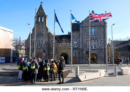 Edinburgh, Regno Unito. Il 3° marzo 2019. Parte turistica riuniranno prima di visitare il Palazzo di Holyrood House. Credito: Craig Brown/Alamy Live News Foto Stock