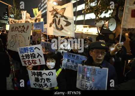 TOKYO, Giappone - 1 Marzo: manifestanti fase una dimostrazione di fronte dei Primi Ministri residence per protestare contro la base statunitense in Giappone il 1 marzo 2019 a Tokyo, Giappone. Le proteste sono parte di una più ampia dimostrazioni sull'isola contro il governo di delocalizzazione della US Marine Corps Air Station Futenma a Henoko distretto di Nago, Prefettura di Okinawa. I residenti del Giappone del southwestern regione dell'isola di Okinawa ha rifiutato un piano di trasferimento per una base militare statunitense nel febbraio 24 referendum, aumentando la pressione sul governo nazionale di cambiare la sua posizione che la struttura sarà in grado di Foto Stock