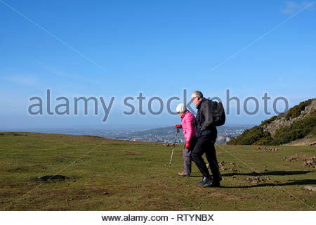 Edinburgh, Regno Unito. Il 3° marzo 2019. Holyrood Park e Arthur' Seat, le persone che si godono la vita all'aperto con il sole e il vento. Credito: Craig Brown/Alamy Live News Foto Stock