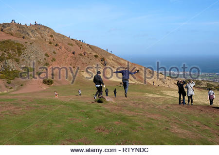 Edinburgh, Regno Unito. Il 3° marzo 2019. Holyrood Park e Arthur' Seat, le persone che si godono la vita all'aperto con il sole e il vento. Credito: Craig Brown/Alamy Live News Foto Stock