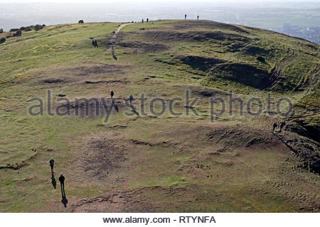 Edinburgh, Regno Unito. Il 3° marzo 2019. Holyrood Park e Arthur' Seat, le persone che si godono la vita all'aperto con il sole e il vento. Credito: Craig Brown/Alamy Live News Foto Stock