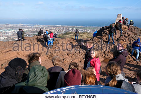 Edinburgh, Regno Unito. Il 3° marzo 2019. Holyrood Park e Arthur sede del vertice, le persone che si godono la vita all'aperto con il sole e il vento. Credito: Craig Brown/Alamy Live News Foto Stock