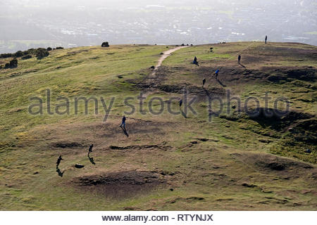 Edinburgh, Regno Unito. Il 3° marzo 2019. Holyrood Park e Arthur' Seat, le persone che si godono la vita all'aperto con il sole e il vento. Credito: Craig Brown/Alamy Live News Foto Stock