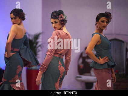 Malaga, Spagna. 3 Mar, 2019. I modelli sono indossando abiti di flamenco come essi rappresentano per i fotografi in passerella durante il IV International Flamenco Fashion Fair (FIMAF) al hotel NH nel centro città. Ogni anno una nuova edizione della International Flamenco Fashion Fair accade, un incontro con i progettisti per promuovere e presentare il pre-stagione flamenco fashion design. Il flamenco industria della moda è un motore economico da Andalusia e la sua cultura è riconosciuta a livello internazionale. Credito: Gesù Merida/SOPA Immagini/ZUMA filo/Alamy Live News Foto Stock