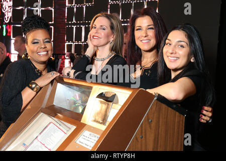 Glenside, STATI UNITI D'AMERICA. 2 Mar, 2019. Lisa Sherman, Carol Riddick, Brittneyann Accetta e Trenna Barnes foto della prima mondiale di "chiamando tutti i divi,' il nuovo jukebox musicale realizzato da Academy Award winning songwriter da 'Dirty Dancing", presso il Teatro Keswick in Glenside, PA 2 marzo 2019 Credit: Star Shooter/media/punzone Alamy Live News Foto Stock