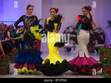 Malaga, Spagna. 3 Mar, 2019. I modelli sono indossando abiti di flamenco come essi rappresentano per i fotografi in passerella durante il IV International Flamenco Fashion Fair (FIMAF) al hotel NH nel centro città. Ogni anno una nuova edizione della International Flamenco Fashion Fair accade, un incontro con i progettisti per promuovere e presentare il pre-stagione flamenco fashion design. Il flamenco industria della moda è un motore economico da Andalusia e la sua cultura è riconosciuta a livello internazionale. Credito: Gesù Merida/SOPA Immagini/ZUMA filo/Alamy Live News Foto Stock