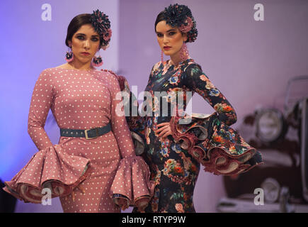 Malaga, Spagna. 3 Mar, 2019. I modelli sono indossando abiti di flamenco come essi rappresentano per i fotografi in passerella durante il IV International Flamenco Fashion Fair (FIMAF) al hotel NH nel centro città. Ogni anno una nuova edizione della International Flamenco Fashion Fair accade, un incontro con i progettisti per promuovere e presentare il pre-stagione flamenco fashion design. Il flamenco industria della moda è un motore economico da Andalusia e la sua cultura è riconosciuta a livello internazionale. Credito: Gesù Merida/SOPA Immagini/ZUMA filo/Alamy Live News Foto Stock