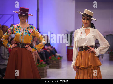 Malaga, Spagna. 3 Mar, 2019. I modelli sono indossando abiti di flamenco come essi rappresentano per i fotografi in passerella durante il IV International Flamenco Fashion Fair (FIMAF) al hotel NH nel centro città. Ogni anno una nuova edizione della International Flamenco Fashion Fair accade, un incontro con i progettisti per promuovere e presentare il pre-stagione flamenco fashion design. Il flamenco industria della moda è un motore economico da Andalusia e la sua cultura è riconosciuta a livello internazionale. Credito: Gesù Merida/SOPA Immagini/ZUMA filo/Alamy Live News Foto Stock