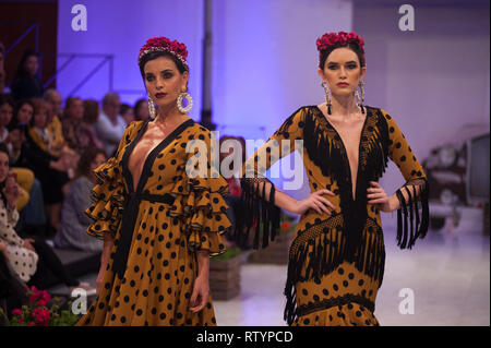 Malaga, Spagna. 3 Mar, 2019. I modelli sono indossando abiti di flamenco come essi rappresentano per i fotografi in passerella durante il IV International Flamenco Fashion Fair (FIMAF) al hotel NH nel centro città. Ogni anno una nuova edizione della International Flamenco Fashion Fair accade, un incontro con i progettisti per promuovere e presentare il pre-stagione flamenco fashion design. Il flamenco industria della moda è un motore economico da Andalusia e la sua cultura è riconosciuta a livello internazionale. Credito: Gesù Merida/SOPA Immagini/ZUMA filo/Alamy Live News Foto Stock