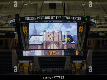 South Bend, Indiana, Stati Uniti d'America. 03 Mar, 2019. Una vista generale del quadro di valutazione prima di pallacanestro del NCAA di azione di gioco fra il Virginia Cavaliers e la Cattedrale di Notre Dame Fighting Irish a Purcell padiglione presso il centro di Joyce in South Bend, Indiana. John Mersits/CSM/Alamy Live News Foto Stock