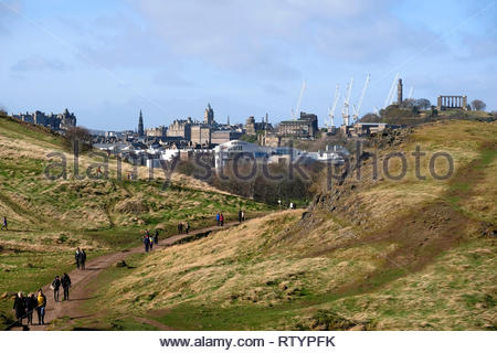 Edinburgh, Regno Unito. Il 3° marzo 2019. Holyrood Park, le persone che si godono la vita all'aperto con il sole e il vento. Vista verso la città. Credito: Craig Brown/Alamy Live News Foto Stock