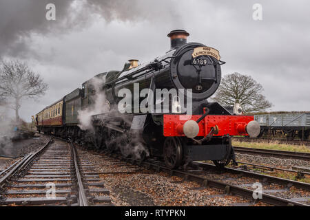 Quainton, UK. Il 3° marzo 2019. Modificato Hall locomotiva Classe 'Wightwick Hall torna in servizio dopo il 40 anno di restauro. Il locomotore è il centocinquantesimo per tornare al vapore dopo essere stato salvato da Woodham fratelli rottami cantiere in Galles del Sud. Credito: Andrew Plummer/Alamy Live News Foto Stock