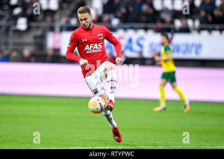 Alkmaar, Paesi Bassi. 03 Mar, 2019. ALKMAAR, 03-03-2019, Stadio AZ Alkmaar , olandese Eredivisie . AZ - Fortuna Sittard , AZ centrocampista Teun Koopmeiners sulla palla durante il gioco AZ - Fortuna Sittard .. Credito: Pro scatti/Alamy Live News Foto Stock