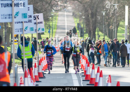 Edimburgo, Scozia, Regno Unito. 3 Marzo, 2019. Guide di scorrimento a competere in Edinburgh Prati Marathon. Gli eventi comprendono la maratona, mezza maratona, 10k, 5k e il relè. Credito: Berretto Alamy/Live News Foto Stock