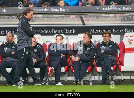 Stuttgart, Germania . 03 Mar, 2019. Thomas Doll, H96 headcoach, pullman, team manager, Horst Heldt, Hannover 96 Sportdirektor, Gerhard Zuber, Assistent, triste, deluso, arrabbiato, emozioni, delusione e frustrazione, frustrato tristezza, disperato, disperazione, VFB Stuttgart - HANNOVER 96 - DFL REGOLAMENTI VIETANO QUALSIASI USO DI FOTOGRAFIE come sequenze di immagini e/o quasi-VIDEO - DFL 1.della Lega calcio tedesca , Stoccarda, 3 marzo 2019, STAGIONE 2018/2019, giornata 24, H96 Credito: Peter Schatz/Alamy Live News Foto Stock