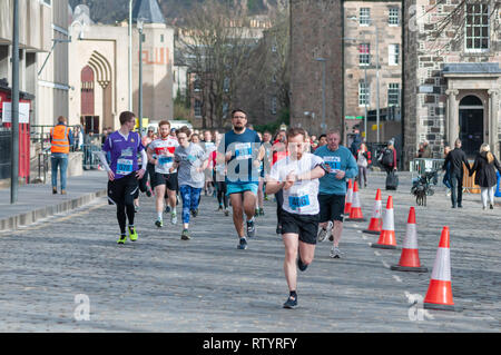 Edimburgo, Scozia, Regno Unito. 3 Marzo, 2019. Guide di scorrimento a competere in Edinburgh Prati Marathon. Gli eventi comprendono la maratona, mezza maratona, 10k, 5k e il relè. Credito: Berretto Alamy/Live News Foto Stock