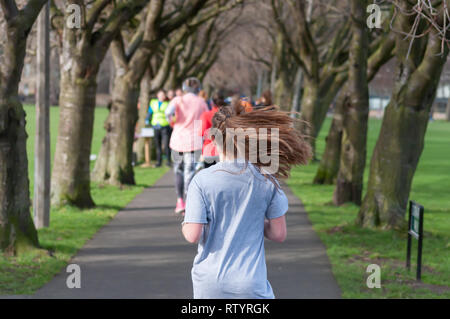 Edimburgo, Scozia, Regno Unito. 3 Marzo, 2019. Guide di scorrimento a competere in Edinburgh Prati Marathon. Gli eventi comprendono la maratona, mezza maratona, 10k, 5k e il relè. Credito: Berretto Alamy/Live News Foto Stock