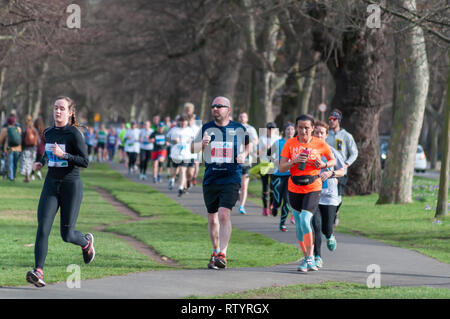 Edimburgo, Scozia, Regno Unito. 3 Marzo, 2019. Guide di scorrimento a competere in Edinburgh Prati Marathon. Gli eventi comprendono la maratona, mezza maratona, 10k, 5k e il relè. Credito: Berretto Alamy/Live News Foto Stock