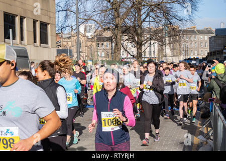 Edimburgo, Scozia, Regno Unito. 3 Marzo, 2019. Guide di scorrimento a competere in Edinburgh Prati Marathon. Gli eventi comprendono la maratona, mezza maratona, 10k, 5k e il relè. Credito: Berretto Alamy/Live News Foto Stock