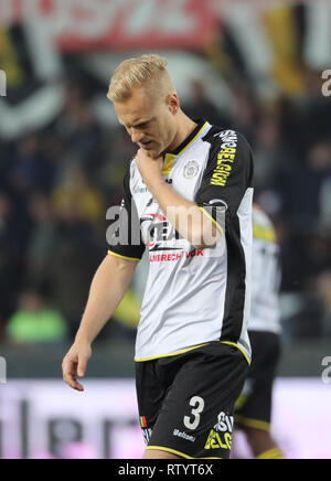 Lokeren, Belgio. 03 Mar, 2019. LOKEREN, Belgio - MARZO 03: Olivier Deschacht di Lokeren guarda sconsolato durante la Jupiler Pro League Match Day 28 tra Sporting Lokeren e RSC Anderlecht su Marzo 03, 2019 in Lokeren, Belgio. (Foto di Vincent Van Doornick/Isosport) Credito: Pro scatti/Alamy Live News Foto Stock