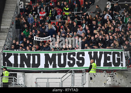 Stuttgart, Germania. 03 Mar, 2019. Striscioni, bandiere, i bambini devono andare! Il Hanoverian ventole, i tifosi di calcio, ultras. Soccer 1. Bundesliga, 24.Spieltag, giornata24, VFB Stuttgart-Hanover 96 (H) 5-1, 03/03/2019 a Stoccarda/Germania. MERCEDES BENZ ARENA. DFL regolamenti vietano qualsiasi uso della fotografia come sequenze di immagini e/o quasi video. | Utilizzo di credito in tutto il mondo: dpa/Alamy Live News Foto Stock