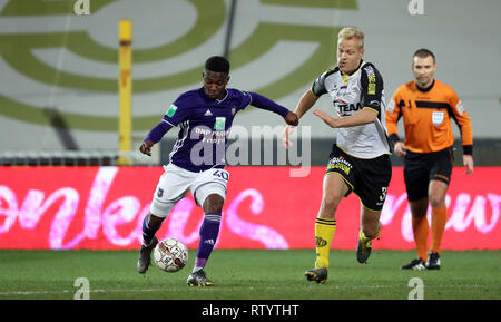 Lokeren, Belgio. 03 Mar, 2019. LOKEREN, Belgio - MARZO 03: Francesco Amuzu di Anderlecht e Olivier Deschacht di Lokeren lotta per la palla durante la Jupiler Pro League Match Day 28 tra Sporting Lokeren e RSC Anderlecht su Marzo 03, 2019 in Lokeren, Belgio. (Foto di Vincenzo Va Credito: Pro scatti/Alamy Live News Foto Stock