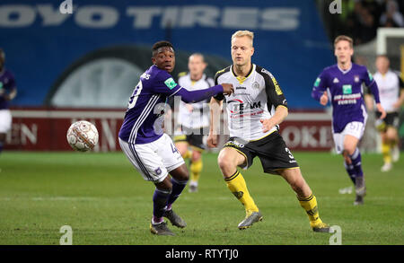 Lokeren, Belgio. 03 Mar, 2019. LOKEREN, Belgio - MARZO 03: Francesco Amuzu di Anderlecht e Olivier Deschacht di Lokeren lotta per la palla durante la Jupiler Pro League Match Day 28 tra Sporting Lokeren e RSC Anderlecht su Marzo 03, 2019 in Lokeren, Belgio. (Foto di Vincenzo Va Credito: Pro scatti/Alamy Live News Foto Stock
