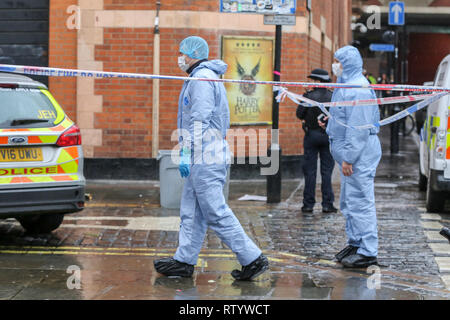 Soho, Londra, Regno Unito. 3 Mar 2019 - Un forensic officer presso la scena del crimine al di fuori del pullman e cavalli pub di Romilly Street nel quartiere di Soho. Secondo la polizia, un uomo di età compresa tra 30 anni è gravemente ferito in ospedale e una 40 anno vecchia donna è stato arrestato e rimane in stato di custodia cautelare. Metropolitan Police sat che essi si stanno collegando questo accoltellato e un accoltellato a Camden dove un uomo nella sua 30s è stato arrestato per sospetto di tentato omicidio per il Soho stabbing. Credito: Dinendra Haria/Alamy Live News Foto Stock