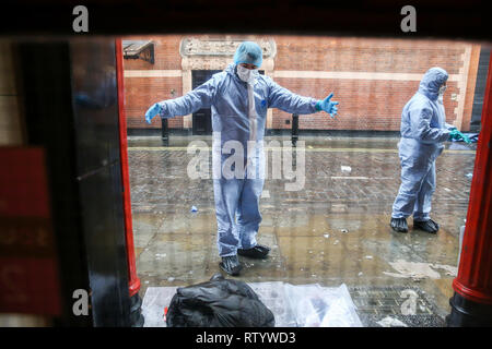 Soho, Londra, Regno Unito. 3 Mar 2019 - Un forensic officer presso la scena del crimine al di fuori del pullman e cavalli pub di Romilly Street nel quartiere di Soho. Secondo la polizia, un uomo di età compresa tra 30 anni è gravemente ferito in ospedale e una 40 anno vecchia donna è stato arrestato e rimane in stato di custodia cautelare. Metropolitan Police sat che essi si stanno collegando questo accoltellato e un accoltellato a Camden dove un uomo nella sua 30s è stato arrestato per sospetto di tentato omicidio per il Soho stabbing. Credito: Dinendra Haria/Alamy Live News Foto Stock