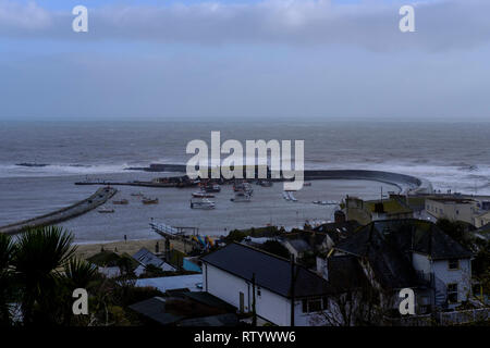 Lyme Regis, Regno Unito. 3 Marzo, 2019. Onde enormi da Storm Freya pastella Lyme Regis fronte mare.Met Office ha emesso un avviso di colore giallo per la maggior parte del sud-ovest del Regno Unito presenza di raffiche di vento al di sopra di 60mph aspettarsi causando distruzione e danni. Credito: PaulChambers /Alamy Live News Foto Stock