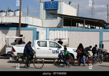 La striscia di Gaza, la Palestina. 03 Mar, 2019. Palestinesi ricevono aiuti pack dall'Ente soccorso e lavori delle Nazioni Unite per i Rifugiati (UNRWA) a Rafah, sud della striscia di Gaza, il 3 marzo 2019. Abed Rahim Khatib / risveglio / Alamy Live News Credito: risveglio/Alamy Live News Foto Stock