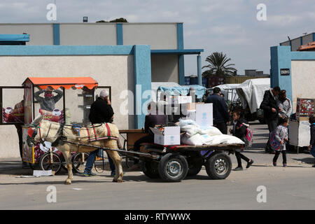 La striscia di Gaza, la Palestina. 03 Mar, 2019. Palestinesi ricevono aiuti pack dall'Ente soccorso e lavori delle Nazioni Unite per i Rifugiati (UNRWA) a Rafah, sud della striscia di Gaza, il 3 marzo 2019. Abed Rahim Khatib / risveglio / Alamy Live News Credito: risveglio/Alamy Live News Foto Stock