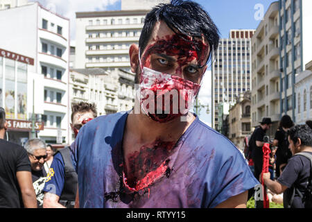 Curitiba, Brasile. 03 Mar, 2019. PR - Curitiba - 03/03/2019 - Zombie a piedi Curitiba, Carnevale 2019 - Zombie camminare a piedi con fantasie di zombie e personaggi del nerd cultura, un evento che è parte del carnevale di Curitiba programma, svoltasi tra BOCA Maldita, Pa quello della libertà e per Santos Andrade nel centro di Curitiba. Foto: Gabriel Machado / AGIF Credito: AGIF/Alamy Live News Foto Stock