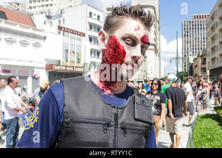 Curitiba, Brasile. 03 Mar, 2019. PR - Curitiba - 03/03/2019 - Zombie a piedi Curitiba, Carnevale 2019 - Zombie camminare a piedi con fantasie di zombie e personaggi del nerd cultura, un evento che è parte del carnevale di Curitiba programma, svoltasi tra BOCA Maldita, Pa quello della libertà e per Santos Andrade nel centro di Curitiba. Foto: Gabriel Machado / AGIF Credito: AGIF/Alamy Live News Foto Stock