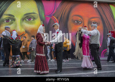 Madrid, Madrid, Spagna. 3 Mar, 2019. Visto ballerini eseguono accanto al murale. Gran Via ufficialmente visualizza il murale in omaggio ai quattro donne di cui attivismo ha contribuito alla lotta per il femminismo in Spagna. Questo monumento è stato realizzato in occasione della Giornata internazionale della donna del 8 marzo sotto il motto, NosotrasJuntas. Si tratta di una strada 'arte' pezzo il cui obiettivo è che la lotta contro la violenza sessista o divario retributivo tra uomini e donne sono ottenuti. Si tratta di un omaggio reso in occasione dell 8 marzo Giornata internazionale della donna e la femminista sciopero. (Credito Immagine: © Alberto Foto Stock